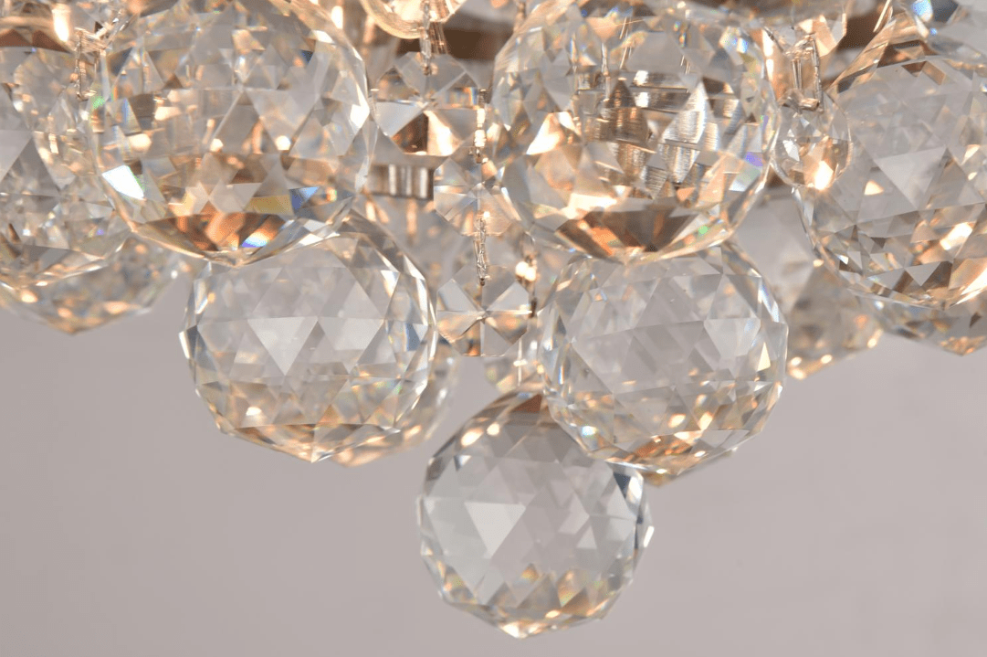 Leonore Ø40 Zilver kristal Van Norrsken Design - De exclusieve Leonore plafondlamp in nikkel met sprankelende, handgeslepen klasse 1 K9 kristallen geeft de kamer een tijdloze elegantie en glamour.