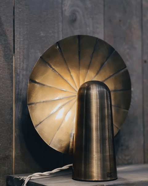 Edgar 25cm Goud/messing tafellamp Van Strömshaga - Het op zonneveren geïnspireerde ontwerp van de lamp verspreidt een zacht en sfeervol licht, waardoor de lamp perfect is als decoratieve verlichting in de woonkamer of slaapkamer.