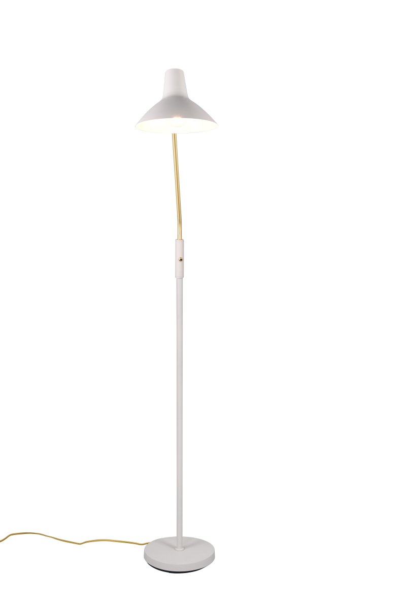 Traveller Grijs vloerlamp Van Trio Lighting - De warmgrijze kleurstelling en de lichtarm in mat messing zorgen voor een verfijnde touch, terwijl het minimalistische design past in verschillende interieurstijlen.