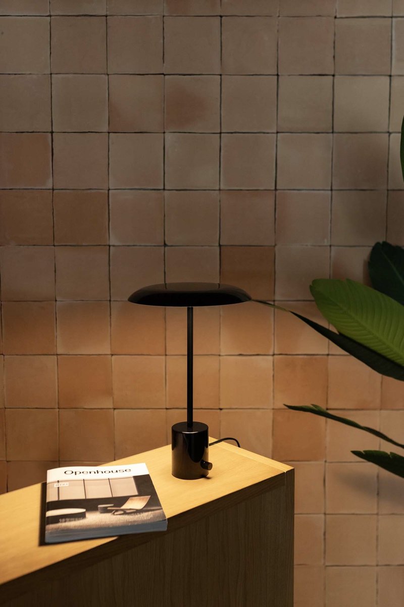 Hoshi 40cm Zwart tafellamp Van Faro Barcelona - Hoshi is een designlamp met een slank silhouet, stabiele voet en ge&iuml;ntegreerde led (12W, 2700K) die zorgt voor een warm, aangenaam licht.