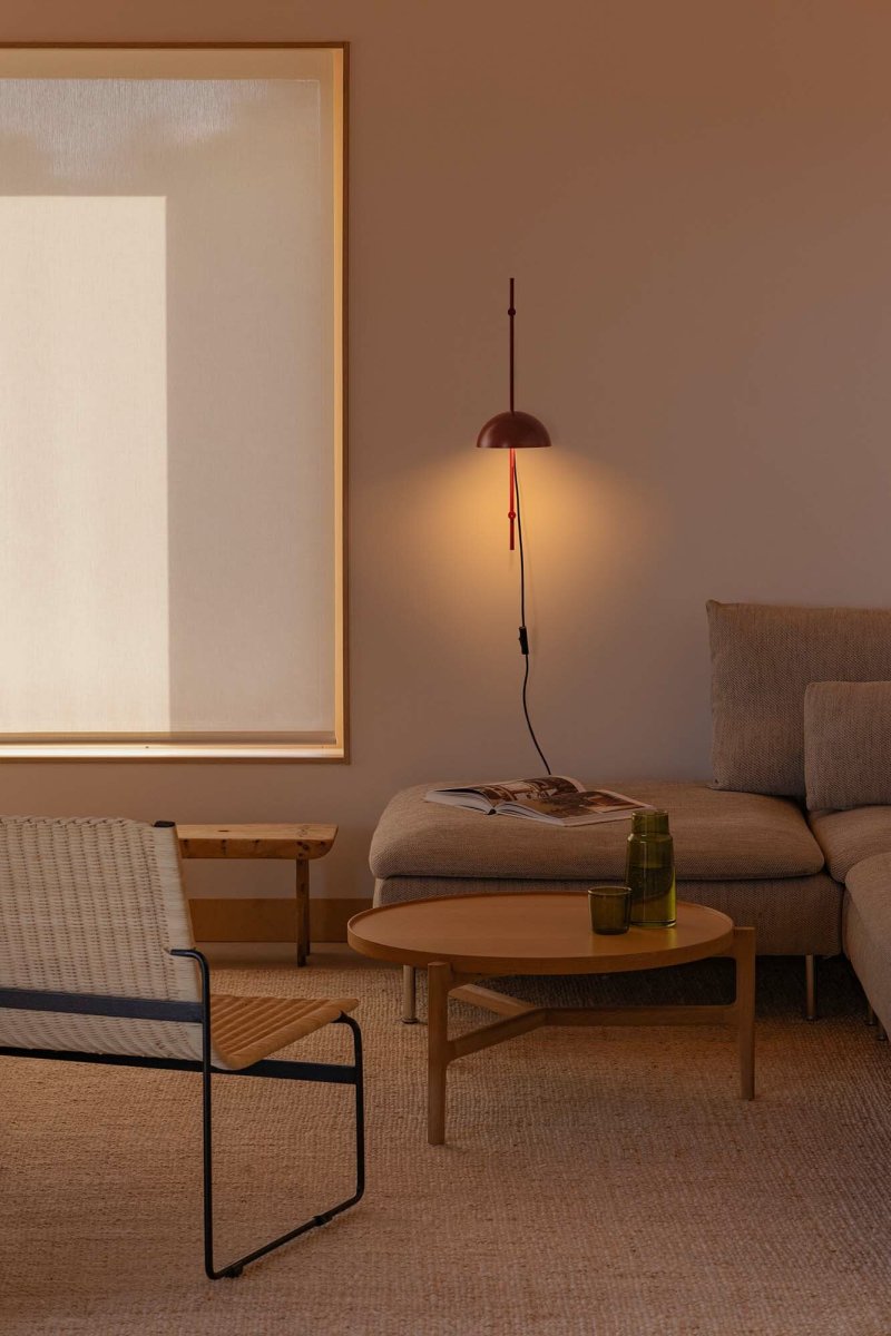 Matilda 60cm Bourgondië wandlamp Van Faro Barcelona - Matilda is een bordeauxrode wandlamp met een beweegbare arm, ontworpen in een geometrische en minimalistische stijl die in elke kamer past.