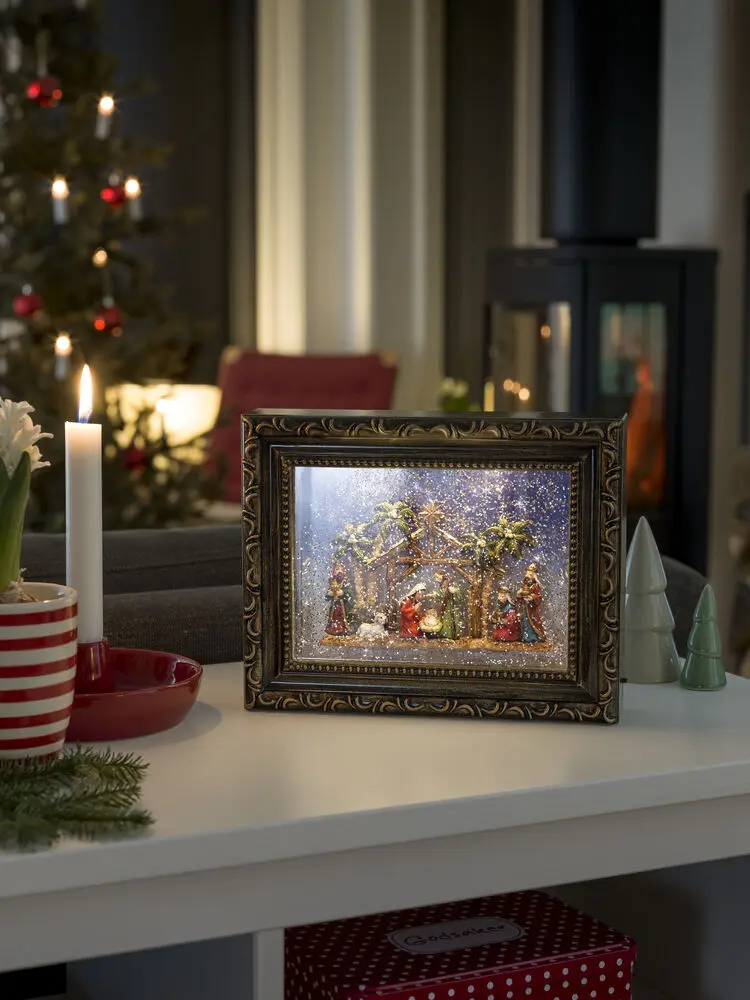 Met Water Gevulde Lantaarn Met Fotolijst Bruin Van Konstsmide - Deze met water gevulde lantaarn in de vorm van een fotolijstje toont een prachtige kerststal met LED-verlichting die een zacht en sfeervol licht cre&euml;ert.