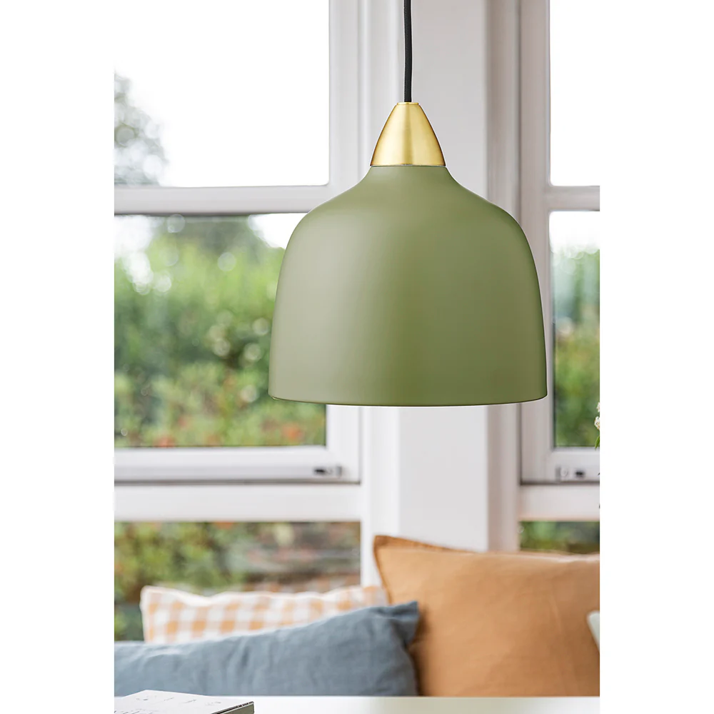 Urban Ø24 Olijfgroen hanglamp Van Superliving - De Urban hanglamp combineert modern design met een luxueuze toets van messing en cre&euml;ert zo een stijlvolle en verfijnde sfeer in uw huis.