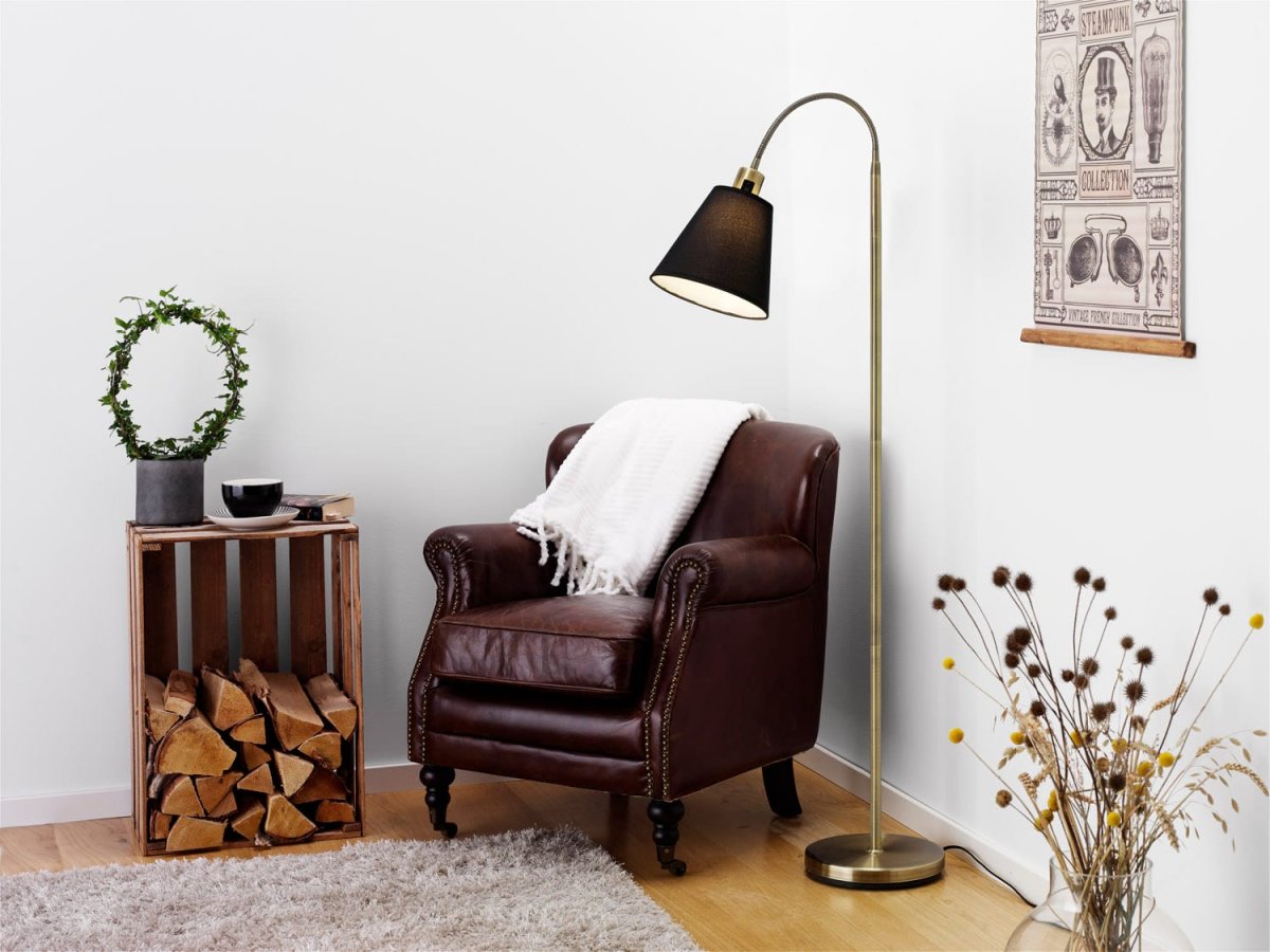 Solo Antiek messing vloerlamp Van Cottex - De Solo vloerlamp in antiek messing is verkrijgbaar met witte en zwarte textielkappen voor een persoonlijke stijl.