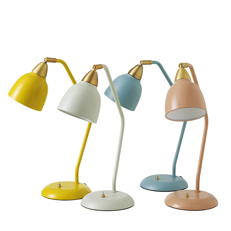 Urban 45cm Roze bureaulamp Van Superliving - Met Urban haal je een lamp in huis die niet alleen je ruimte verlicht, maar ook je interieur!