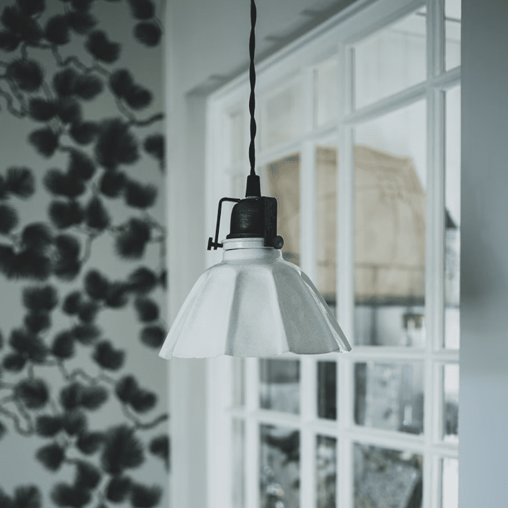 Margareta Ø18 Wit raamlamp Van Strömshaga - De lamp heeft geen aansluiting op de muur of het plafond, u kiest dus zelf waar u hem op wilt aansluiten.