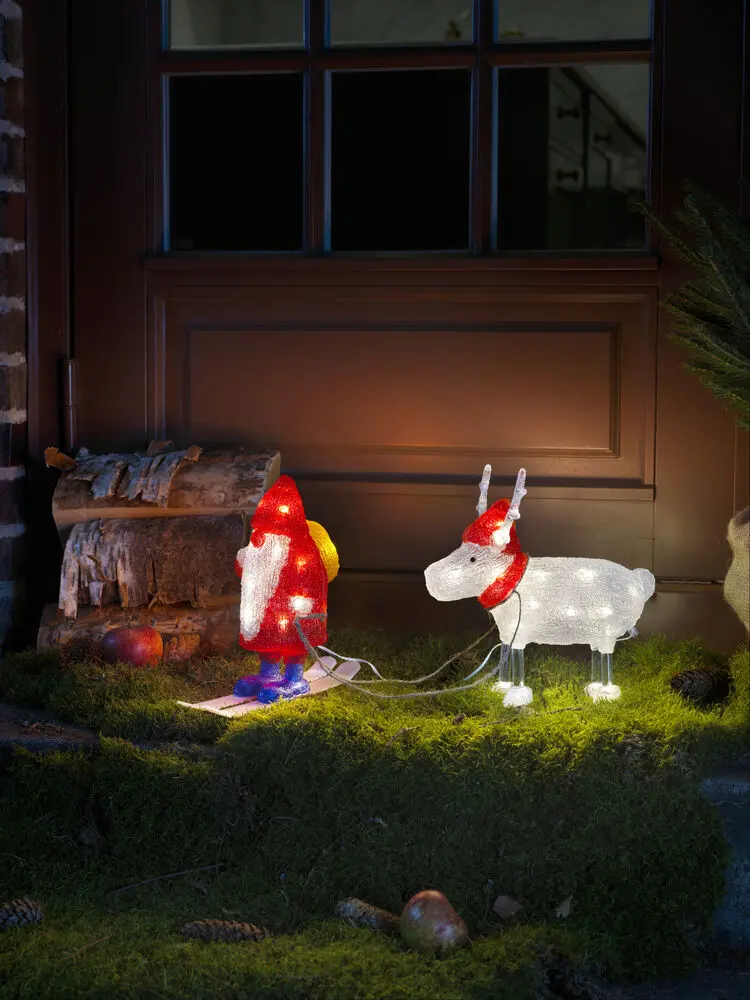 Tomte med ren akryl ROOD Van Konstsmide - Met 40 warmwitte ledlampjes en details zoals ski's en een kerstmuts, verspreiden de figuren zowel humor als kerstsfeer.
