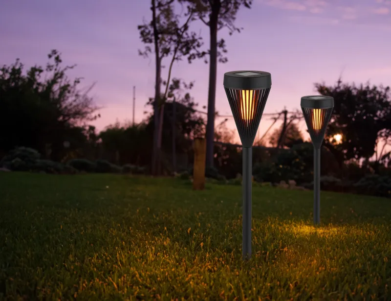 Fire 2 Stuks Zwart solarlamp Van Globo Lighting - Cre&euml;er een sfeervolle sfeer in de tuin met Fire, een 2-pack zaklampen op zonne-energie.