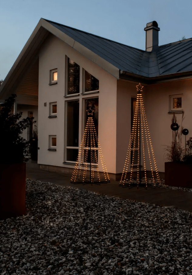 Kerstboom Van Metaal 2,4m Zwart Van Konstsmide - Het elegante ontwerp en de fonkelende ster op de bovenkant maken het een fantastische decoratie voor de tuin of veranda tijdens de kerstperiode.