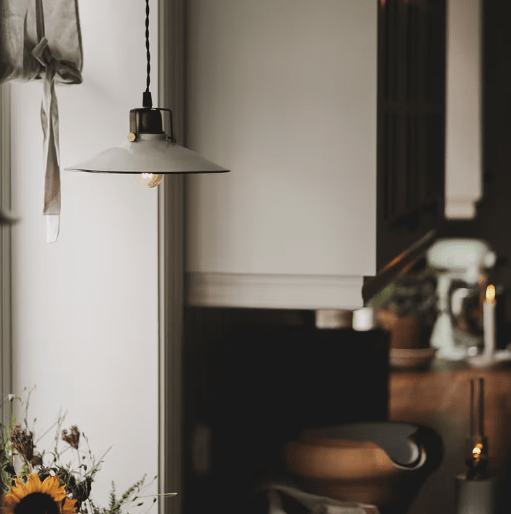 Schoollamp Herbert Ø23 Wit raamlamp Van Strömshaga - Deze plafondlamp raakt nooit uit de mode en is eenvoudig te plaatsen waar u maar wilt.