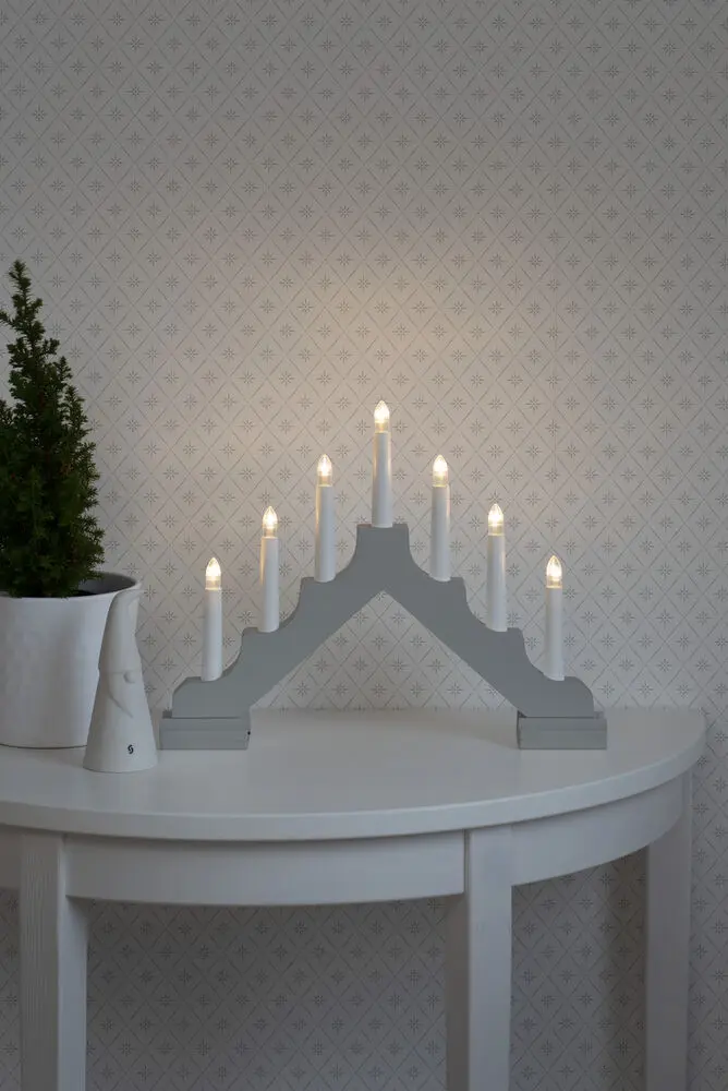 Candelabra 7 Lights Grijs Van Konstsmide - Cre&euml;er een sfeervolle kerst met deze op batterijen werkende adventskaarsenhouder van matgrijs hout.