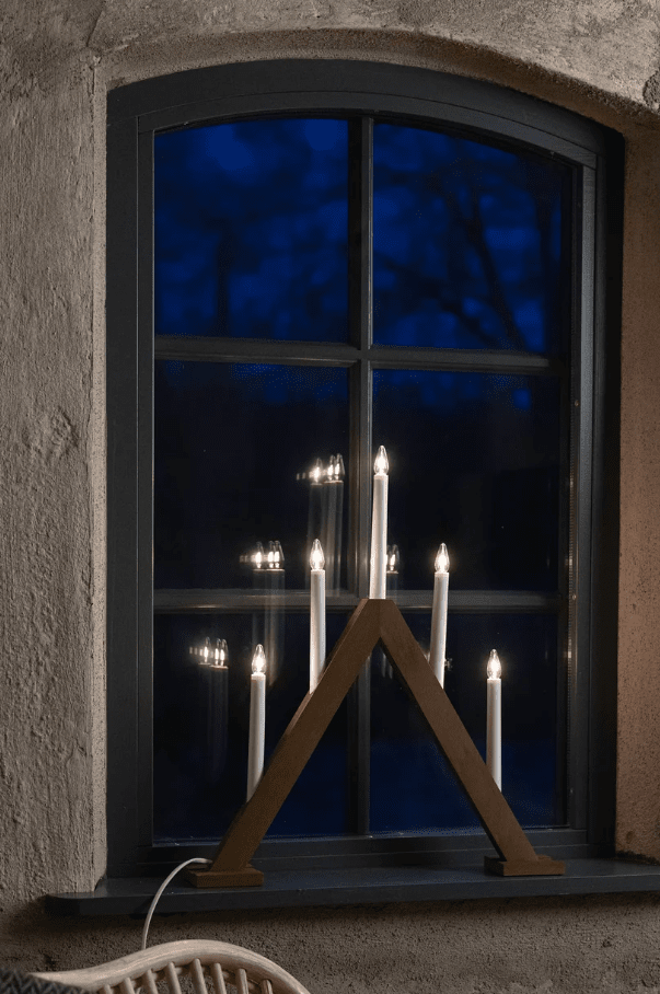 Ariele 5L Bruine vlek Van Markslöjd - Ariele is een stijlvolle adventskaarsenhouder met vijf armen, gemaakt van lichtbruin gebeitst hout en voorzien van vijf witte kaarsen.