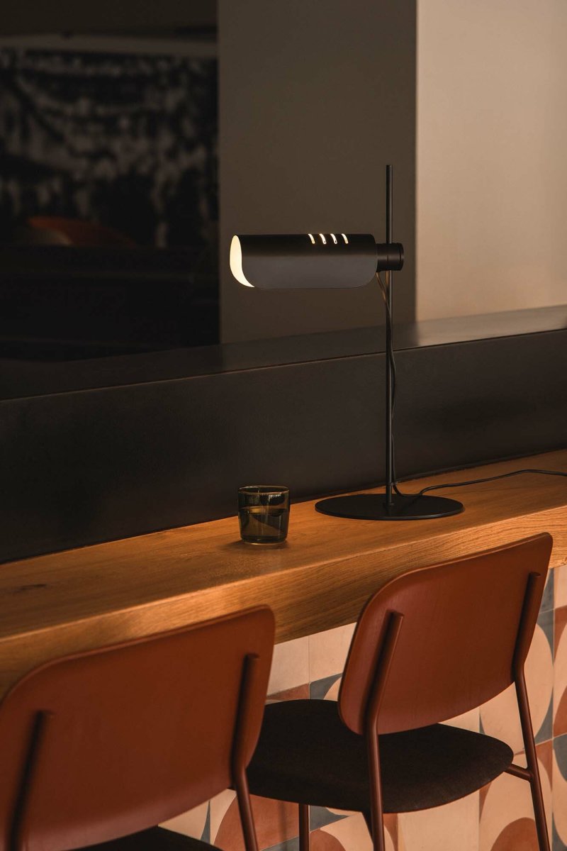 Martinica 53cm Zwart bureaulamp Van Faro Barcelona - Een lamp die durft te breken met het strikte en uitnodigt tot spelen met de expressie van licht - zowel thuis als in openbare ruimtes.