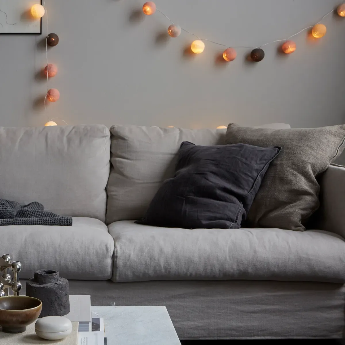 Irislights Blush 35-lights Veelkleurig Van Irislights - De lichtslinger bestaat uit handgemaakte bollen van katoen en polyester met een bijbehorend kunststof snoer.