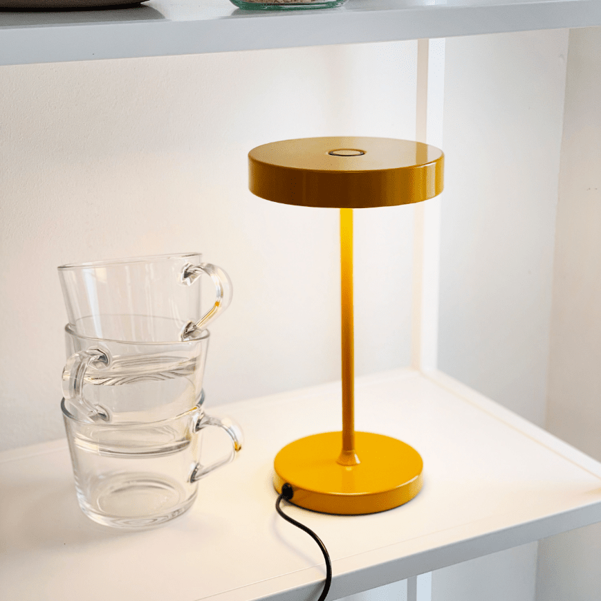 Starlight 25cm Kerrie tafellamp Van Dyberg Larsen - Med inbyggd LED och tre ljusstyrkor, som dimras med 3-stegsdimmern p&aring; lamphuvudet, anpassar den sig enkelt efter olika behov &ndash; fr&aring;n st&auml;mningsfullt sken till fokuserat ljus.