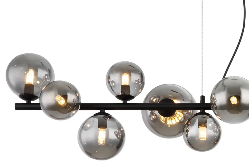 Riha 120cm Rookkleurig hanglamp Van Globo Lighting - Lampan &auml;r av mattsvart metall och ger ditt hem en lyxig och inbjudande atmosf&auml;r.