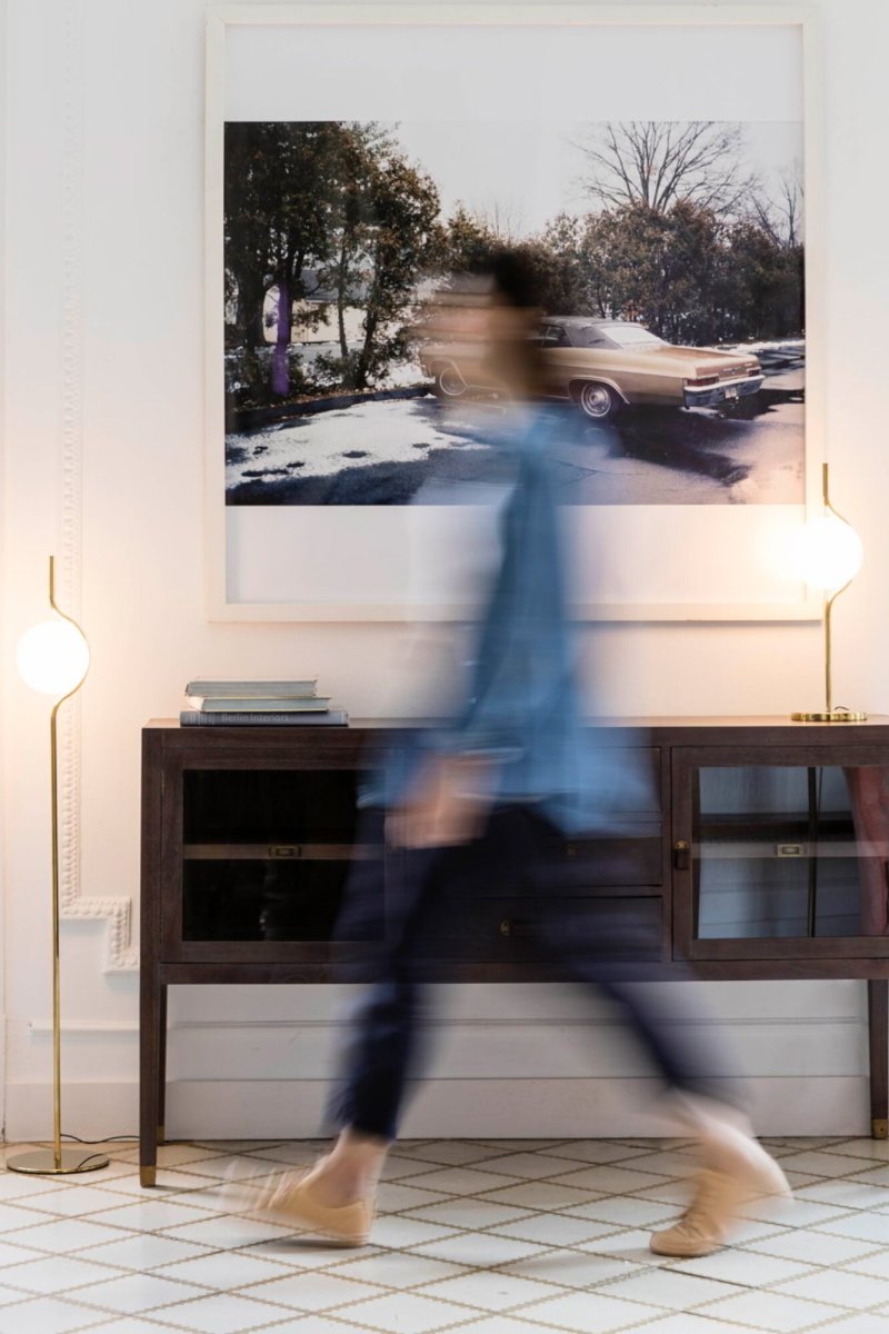 Le Vita Goud vloerlamp Van Faro Barcelona - Deze staande lamp combineert een zachte glazen kap met een fijne, grafische metalen structuur die een luchtige en verfijnde indruk geeft.