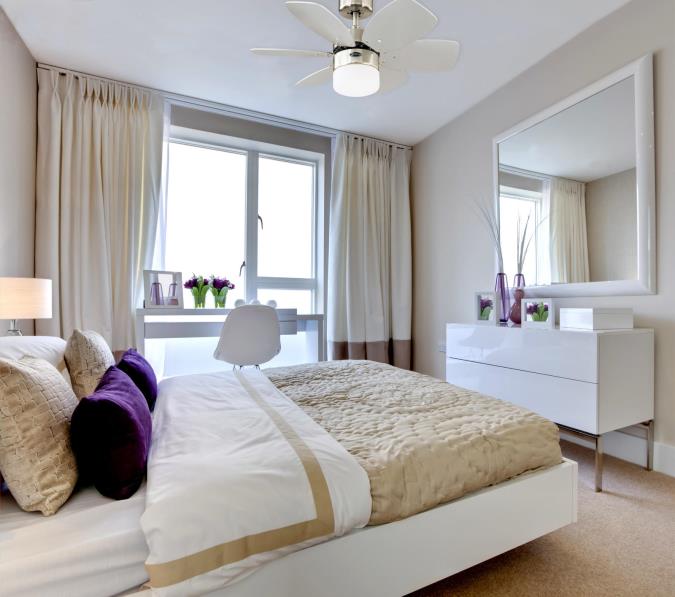 Flora Royale Ø76 Chroom Van Westinghouse - De Flora Royale plafondventilator heeft een elegante satijnen chromen afwerking met zes omkeerbare bladen in wit of zilver en een opaalkleurige kap van matglas voor verlichting.