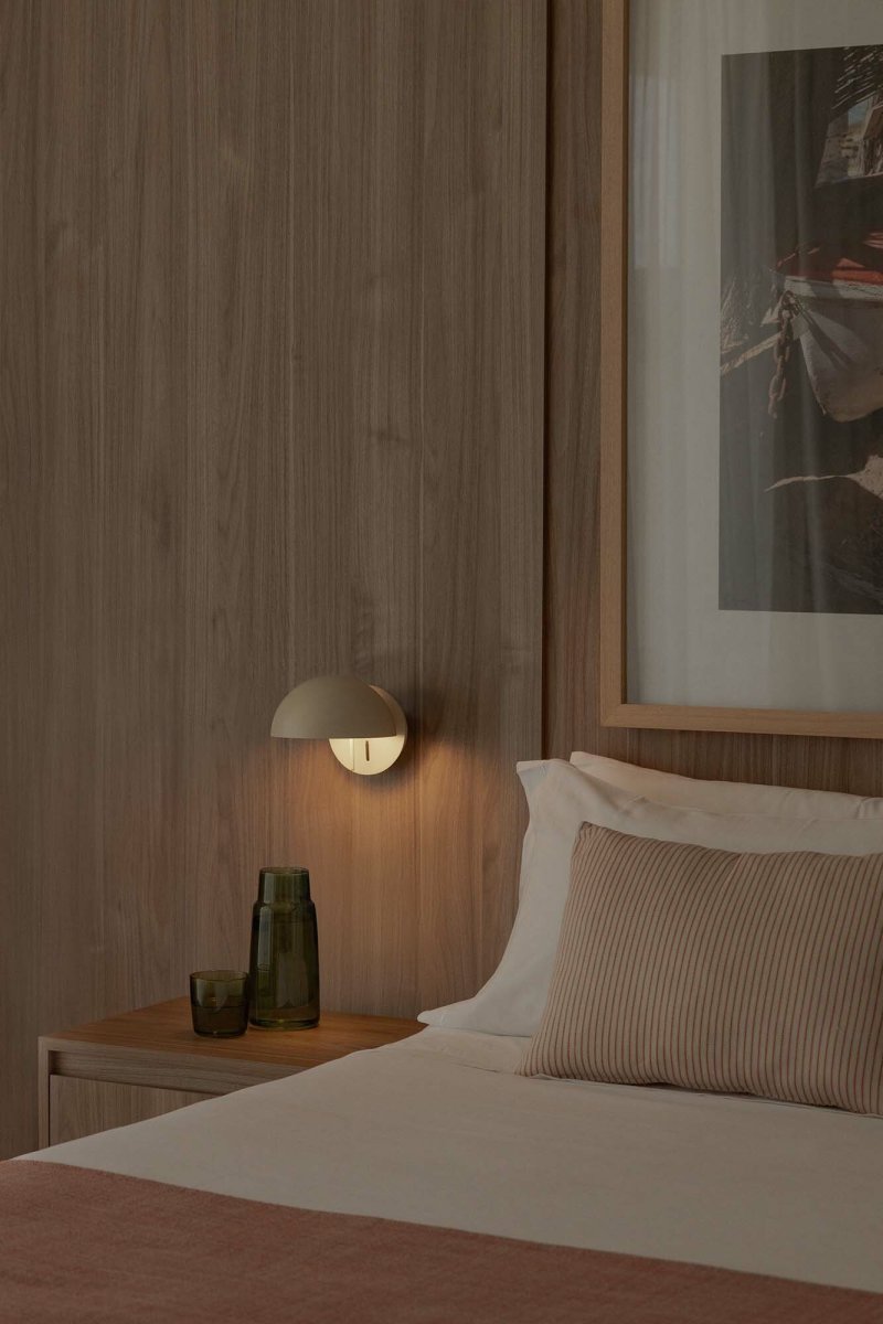 Matilda Ø17 Beige leeslamp Van Faro Barcelona - Matilda is een stijlvolle wandlamp in beige, gevormd met strakke geometrische lijnen die in elke omgeving passen.