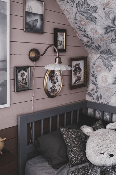 Gustav Ø20 Munt/Antiek Messing wandlamp Van Strömshaga - De antieke messing afwerking wordt gecombineerd met een kap van mintgroen gelakt plaatmetaal met een prachtig golvende rand, wat een zachte en stijlvolle uitstraling geeft.