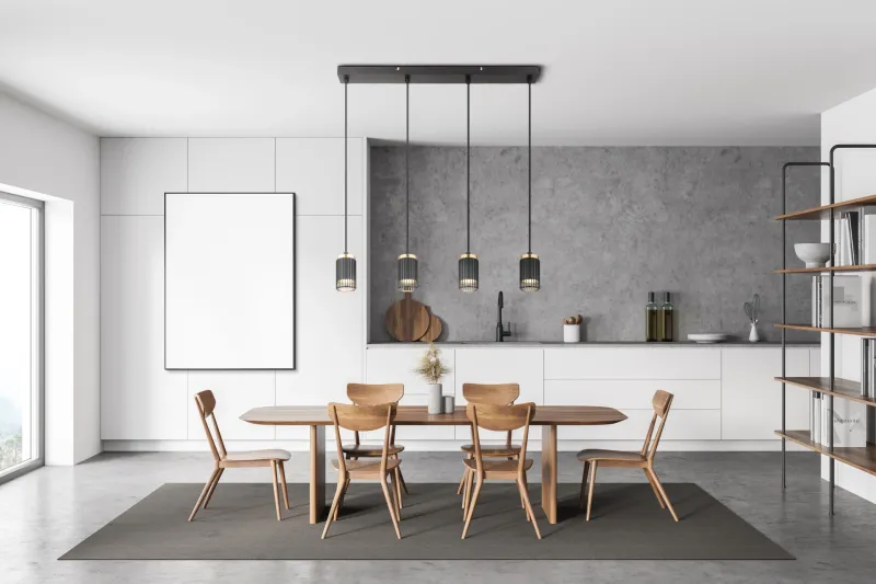 Korben 60cm Zwart hanglamp Van Globo Lighting - Med sin avl&aring;nga form och fyra cylindriska sk&auml;rmar, &ouml;ppna framtill, ger den en riktad ljusf&ouml;rdelning som skapar en inbjudande atmosf&auml;r.