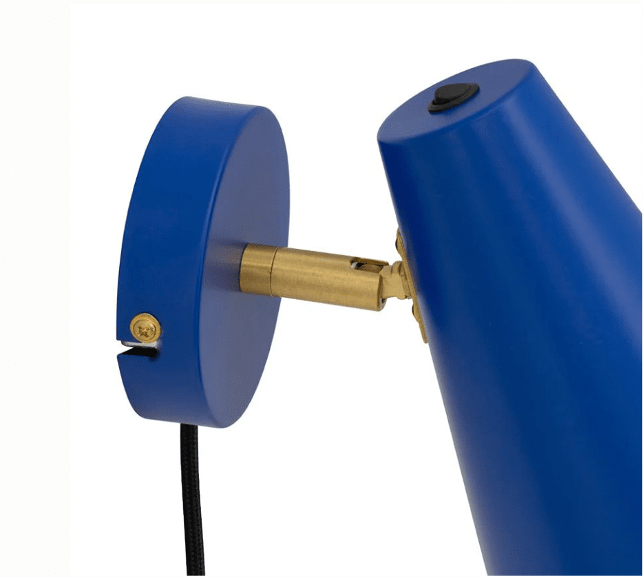 Cale 25cm Blauw leeslamp Van Dyberg Larsen - De beweegbare kap kan naar wens worden gedraaid en zorgt voor een gerichte lichtbundel, waardoor de lamp perfect is als nachtlampje of leeslamp bij het raam.