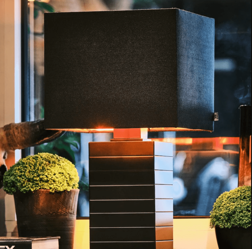 Crazy 45cm Zwart tafellamp Van By Rydéns - De Crazy tafellamp is een stijlvolle, elegante lamp met rechte, solide vormen in zwart, mat en metaal.