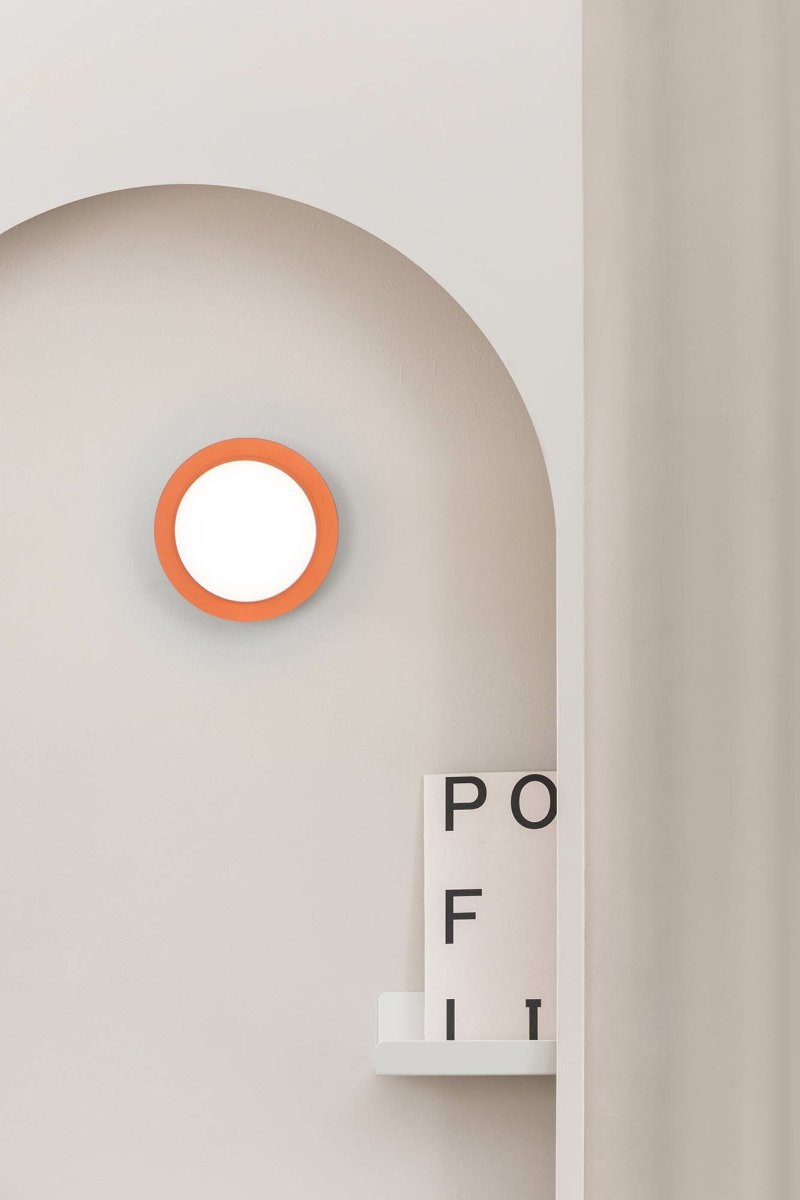 May Ø12 Koraal badkamerlamp Van Faro Barcelona - May is een ronde en stijlvolle lamp, ontworpen door Faro Lab, die zowel aan de wand als aan het plafond kan worden gemonteerd.