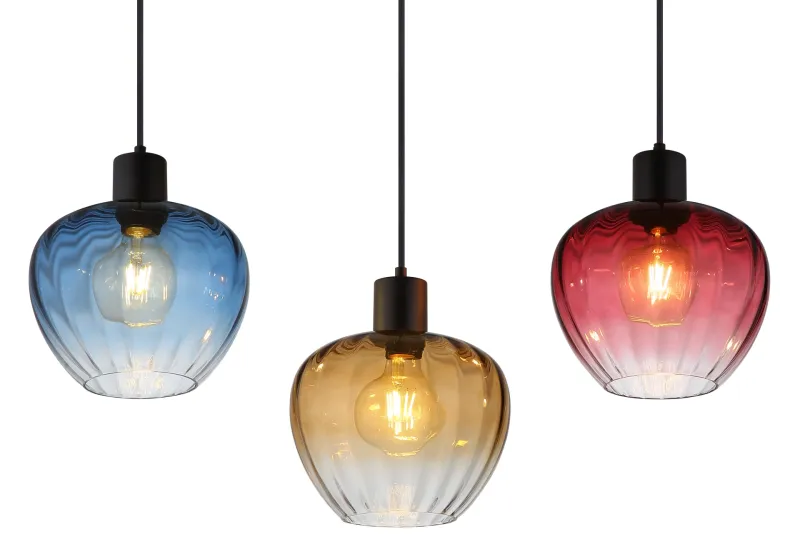 Toy 108cm Veelkleurig hanglamp Van Globo Lighting - Varje glas finns i en av fyra levande f&auml;rger &ndash; r&ouml;d, bl&aring;, b&auml;rnsten och r&ouml;k &ndash; vilket skapar en harmonisk ljusst&auml;mning och ger rummet imponerande f&auml;rgaccenter.