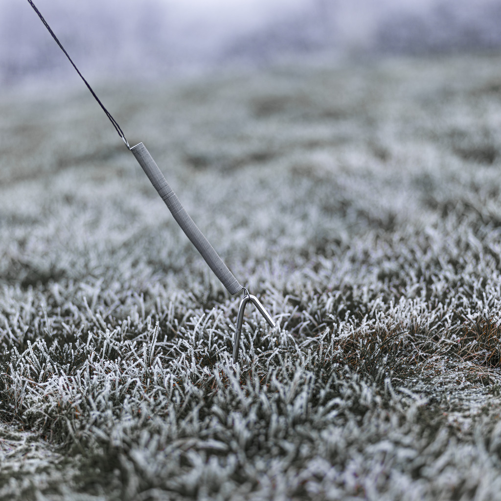 Verlichting Voor Vlaggenmast amber 8m Zwart Van Konstsmide - Vlaggenmastsnoer met 5 lussen en 100 matte amberkleurige LED-lampjes die een elegante, winterse gloed creëren.