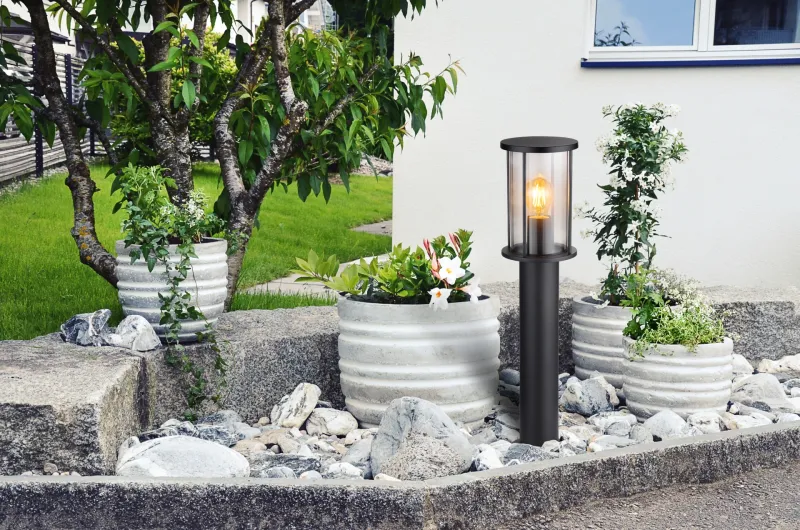 Gracey 60cm Zwart lichtpaaltjes Van Globo Lighting - Gracey &auml;r en pollare i stilren design, tillverkad av mattsvart rostfritt st&aring;l och har en r&ouml;kf&auml;rgad glassk&auml;rm.