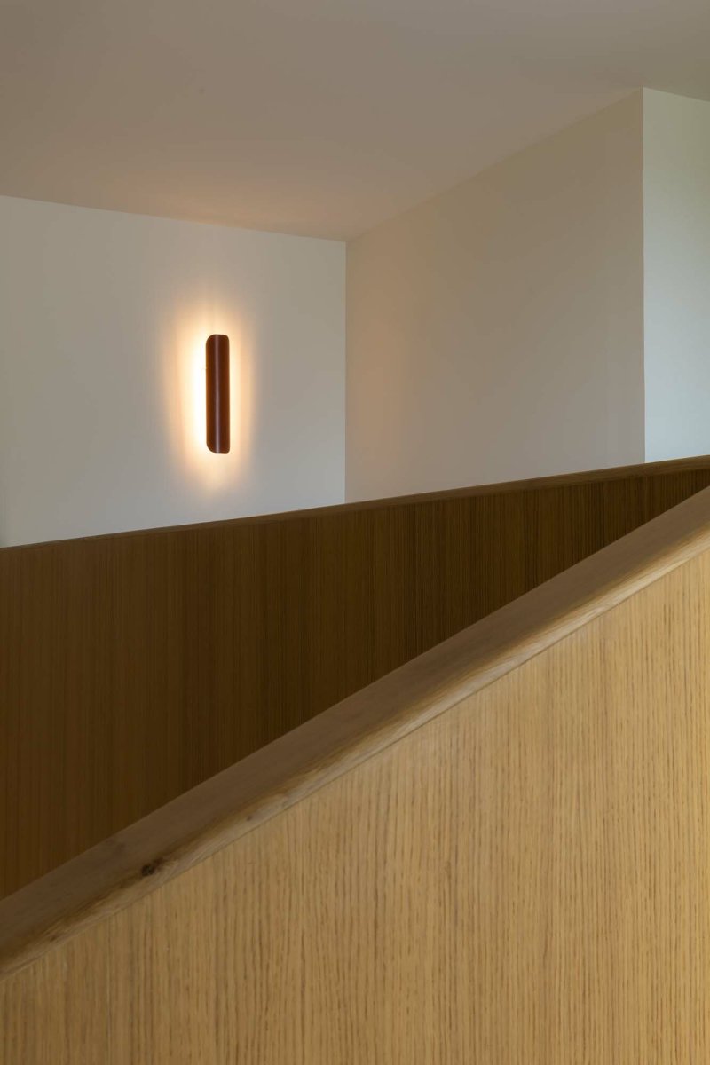 Novo 50cm Terracotta wandlamp Van Faro Barcelona - De lamp is gemaakt van metaal en kan zowel verticaal als horizontaal worden gemonteerd, waardoor hij flexibel is voor verschillende ruimtes en behoeften.