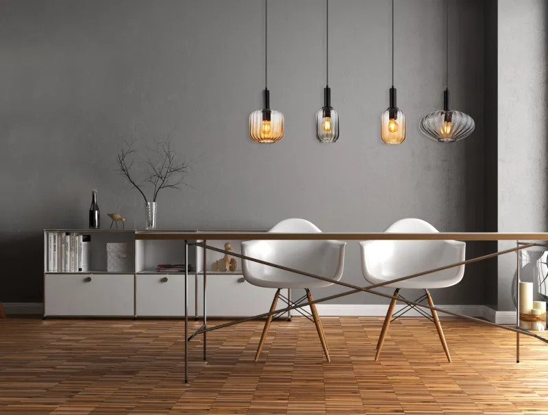 Valletta 127cm Zwart hanglamp Van Globo Lighting - &nbsp;Den mattsvarta metallstommen ger lampan en elegant och sofistikerad karakt&auml;r, medan de fyra h&auml;ngande glaskuporna i olika former och f&auml;rger &ndash; tv&aring; i varm b&auml;rnsten och tv&aring; i r&ouml;kf&auml;rgat glas &ndash; skapar en unik och levande ljusbild.