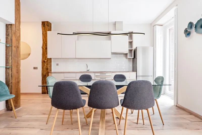 Boyd 110cm Zwart hanglamp Van Globo Lighting - Ge ditt hem en modern touch med denna stilrena taklampa och njut av den perfekta balansen mellan design och funktion.