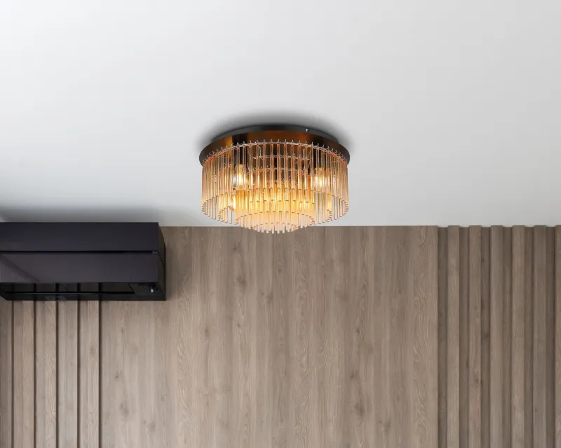 Gorley Ø50 Amber plafondlamp Van Globo Lighting - Dess design imponerar med en stilfull kombination av mattsvart metall och dekorativa stavar i klart och amberf&auml;rgat glas.