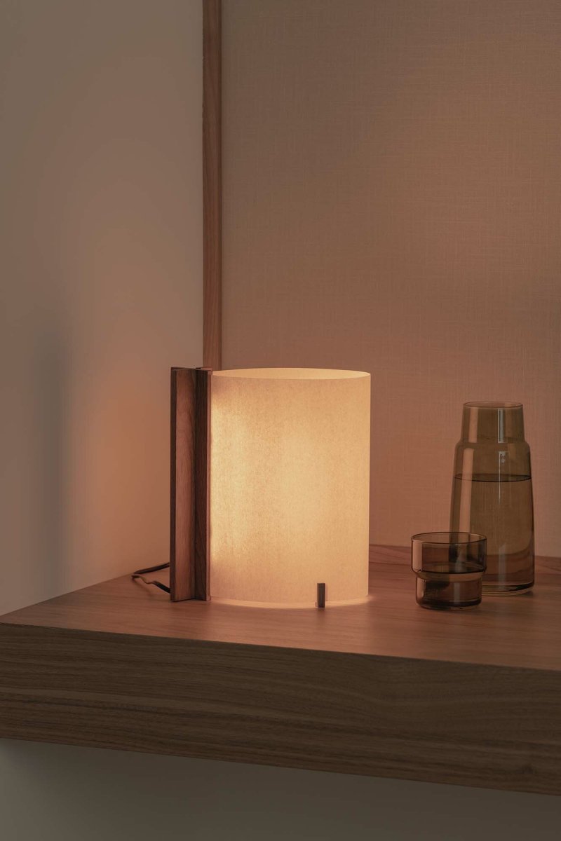 Cata 25cm Okkernoot tafellamp Van Faro Barcelona - De warme ledverlichting (2200K) cre&euml;ert een zachte en gezellige sfeer - perfect om de kamer een harmonieuze gloed te geven.
