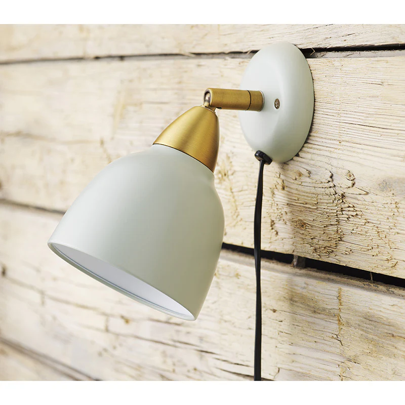 Urban Short Lichtgroen leeslamp Van Superliving - De Urban Short wandlamp combineert een verfijnd design met praktische functionaliteit.