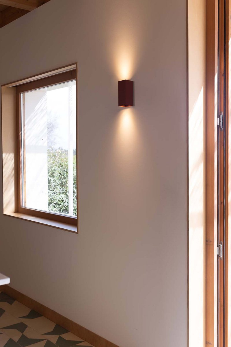 Lune 15cm Terracotta gecanneleerd wandlamp Van Faro Barcelona - Lune is een vierkante wandlamp met een gecanneleerde terracotta afwerking, perfect voor gangen en doorgangen.