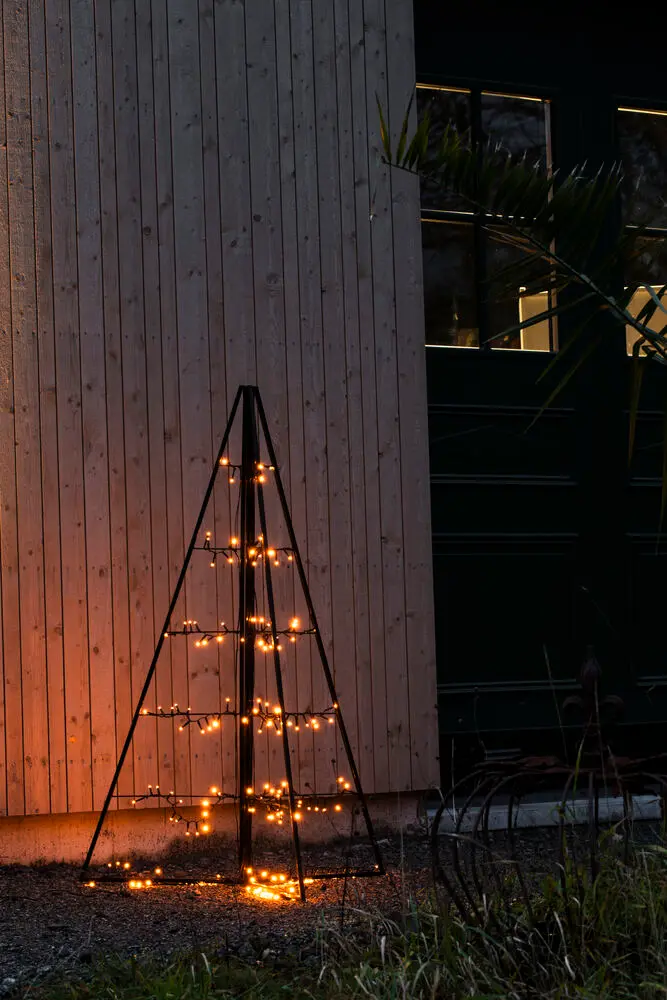 Metalen Decoratie Pyramide 120cm Zwart Van Konstsmide - Met 171 warme amberkleurige LED-lampjes verspreidt het een elegant licht en cre&euml;ert het een magische sfeer.