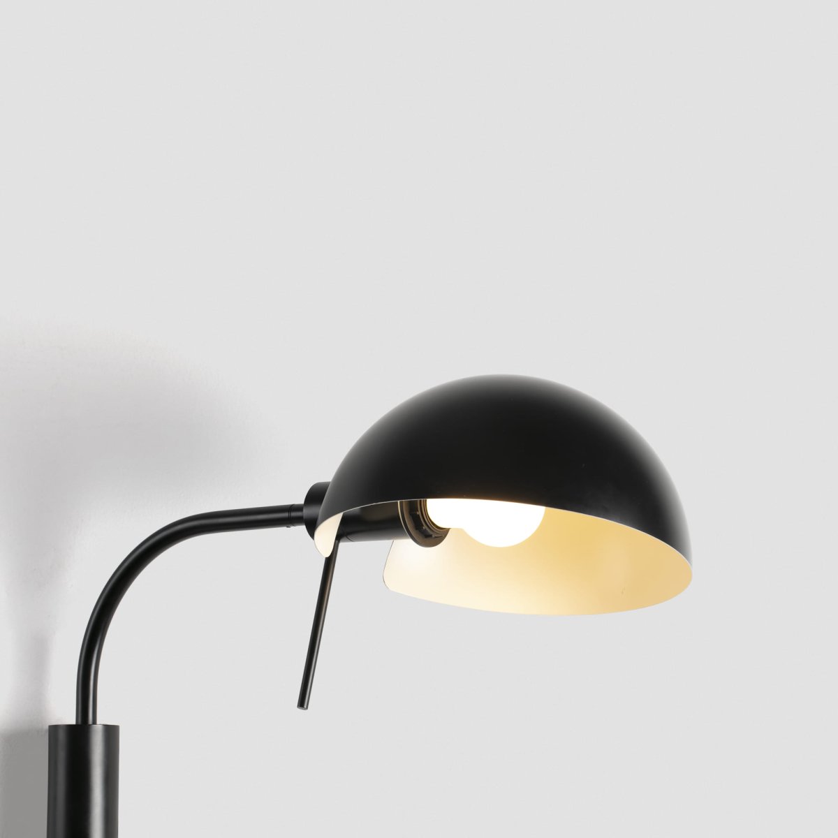 Dominica 50cm Zwart wandlamp Van Faro Barcelona - Ge&iuml;nspireerd door de esthetische beweging in Chicago tussen 1900 en 1940, straalt hij authenticiteit en elegantie uit.