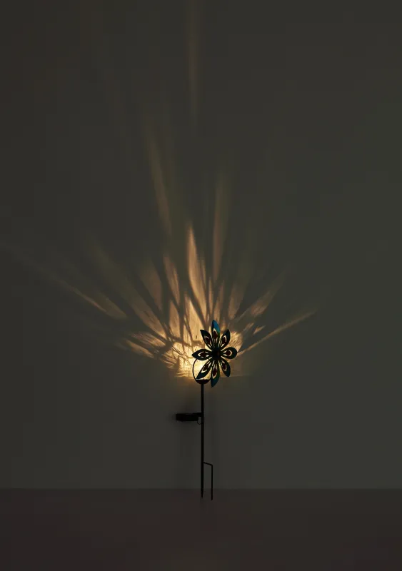 Wind Zilver solarlamp Van Globo Lighting - De dekorativa bladen i silverfinish roterar med vinden och skapar en vacker r&ouml;relse, medan den inbyggda solcellsbelysningen lyser upp i m&ouml;rkret f&ouml;r en magisk effekt.