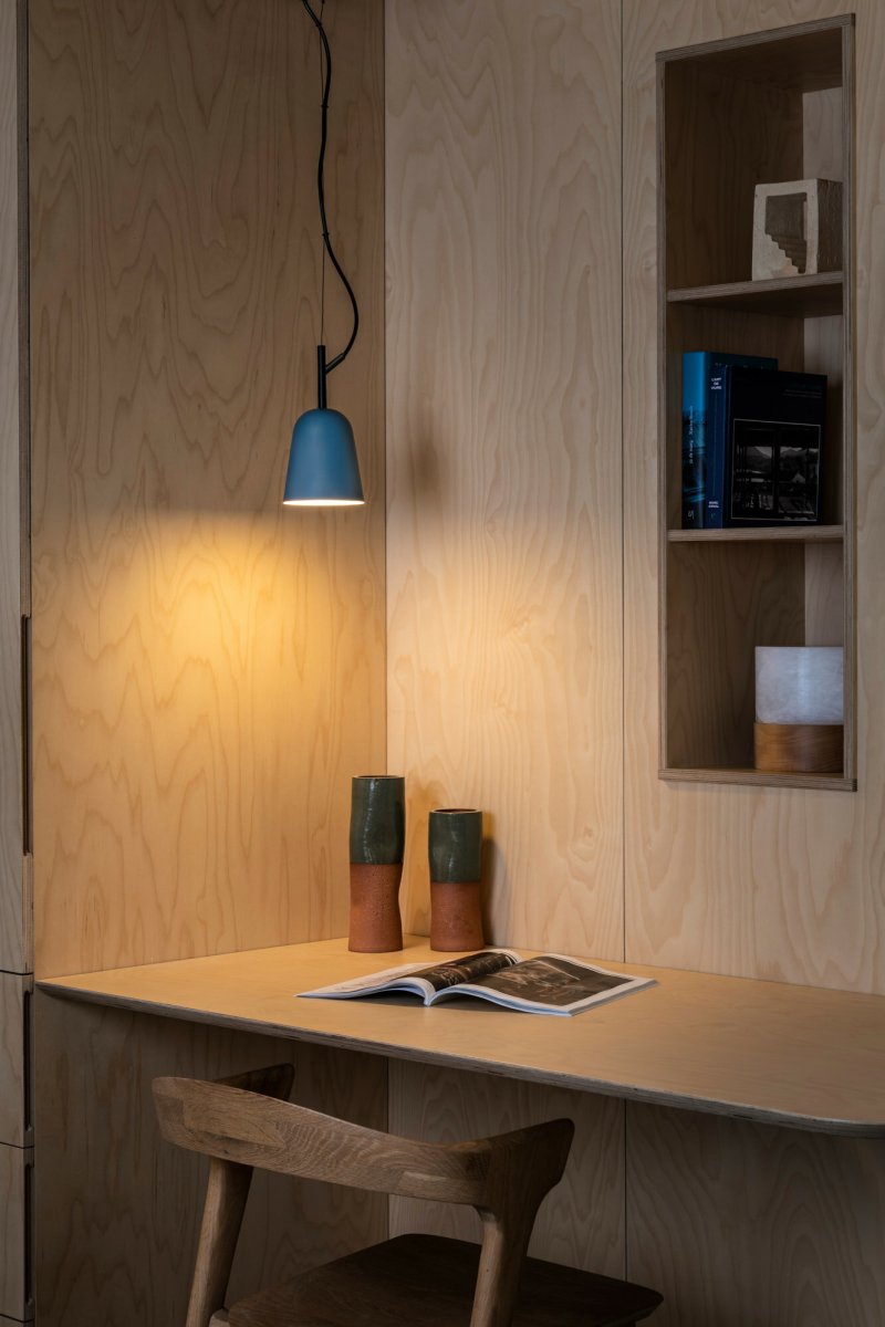 Studio Ø10 Blauw hanglamp Van Faro Barcelona - De unieke kabelklem in de vorm van een boomtak geeft de lamp een persoonlijk en speels karakter.
