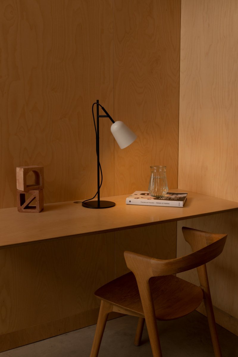 Studio 55cm Wit bureaulamp Van Faro Barcelona - Het kenmerk van de lamp is de decoratieve kabelklem in de vorm van een boomtak, een uniek detail dat karakter toevoegt.