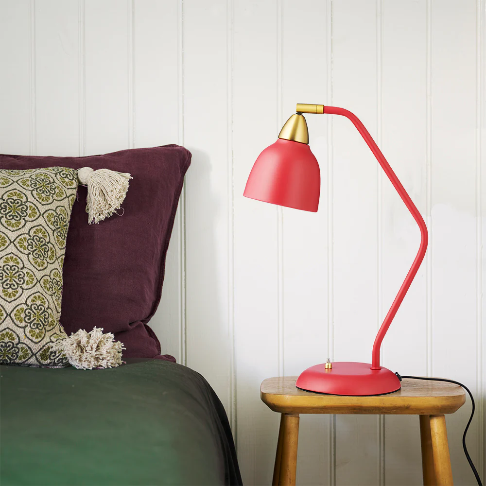 Urban 45cm ROOD bureaulamp Van Superliving - Met Urban haal je een lamp in huis die niet alleen je ruimte verlicht, maar ook je interieur!