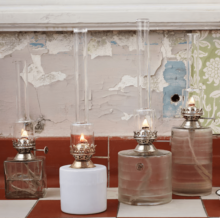 Kerosene Lamp Straight small Wit Van Strömshaga - Gebruik voor deze olielamp de lampenolie van Str&ouml;mshaga (artikelnummer 100001), apart verkrijgbaar.