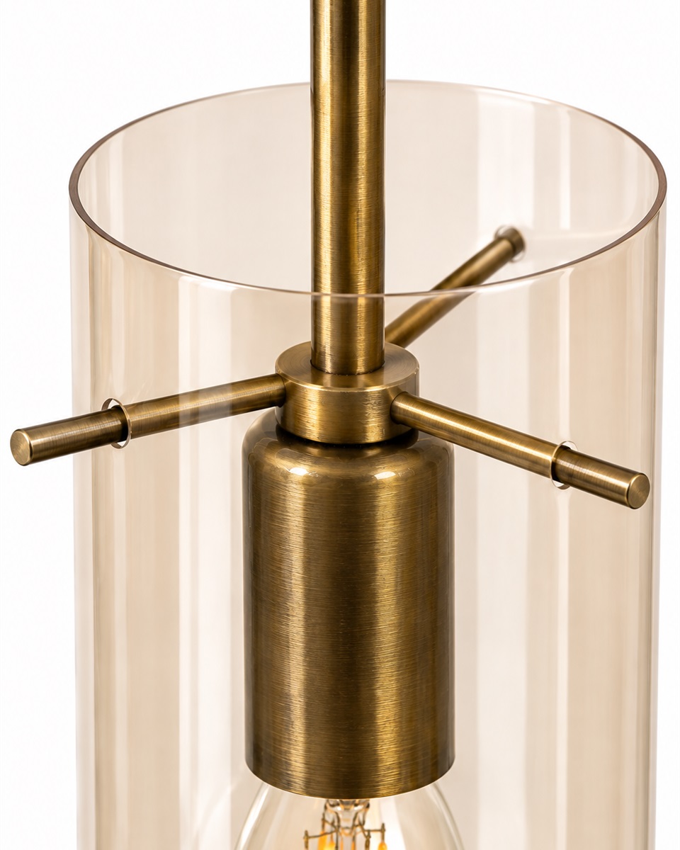 Cilinda Ø7 Messing/amber raamlamp Van Nordic Lighting - Het amberkleurige glas zorgt voor een mooie lichtverspreiding en in combinatie met de antieke messing details vormt het een stijlvolle toevoeging aan uw interieur.