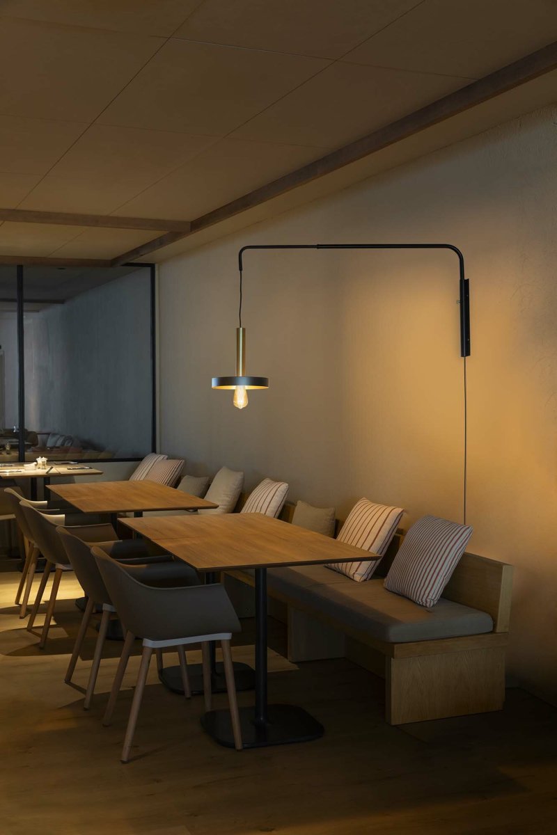 Whizz 70cm Zwart wandlamp Van Faro Barcelona - Whizz is een designserie van Christoph Friedrich Wagner die moderne esthetiek combineert met exclusieve materiaalkeuzes.