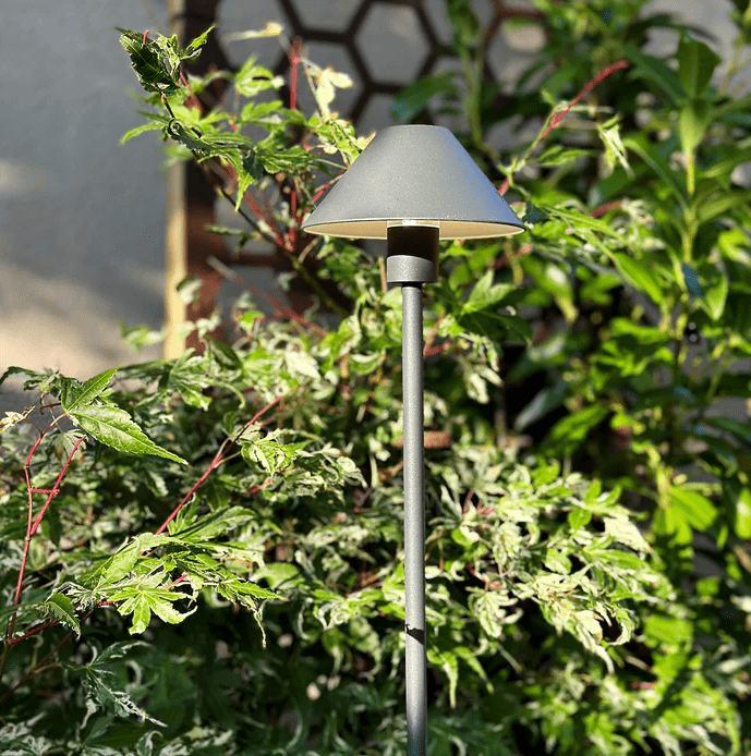 Apollo Flex Donkergrijs Van Lightson - Apollo Flex &auml;r perfekt f&ouml;r dig som &auml;lskar skandinavisk design och letar efter en n&auml;ttare lampa till din kruka, rabatt eller g&aring;ng.