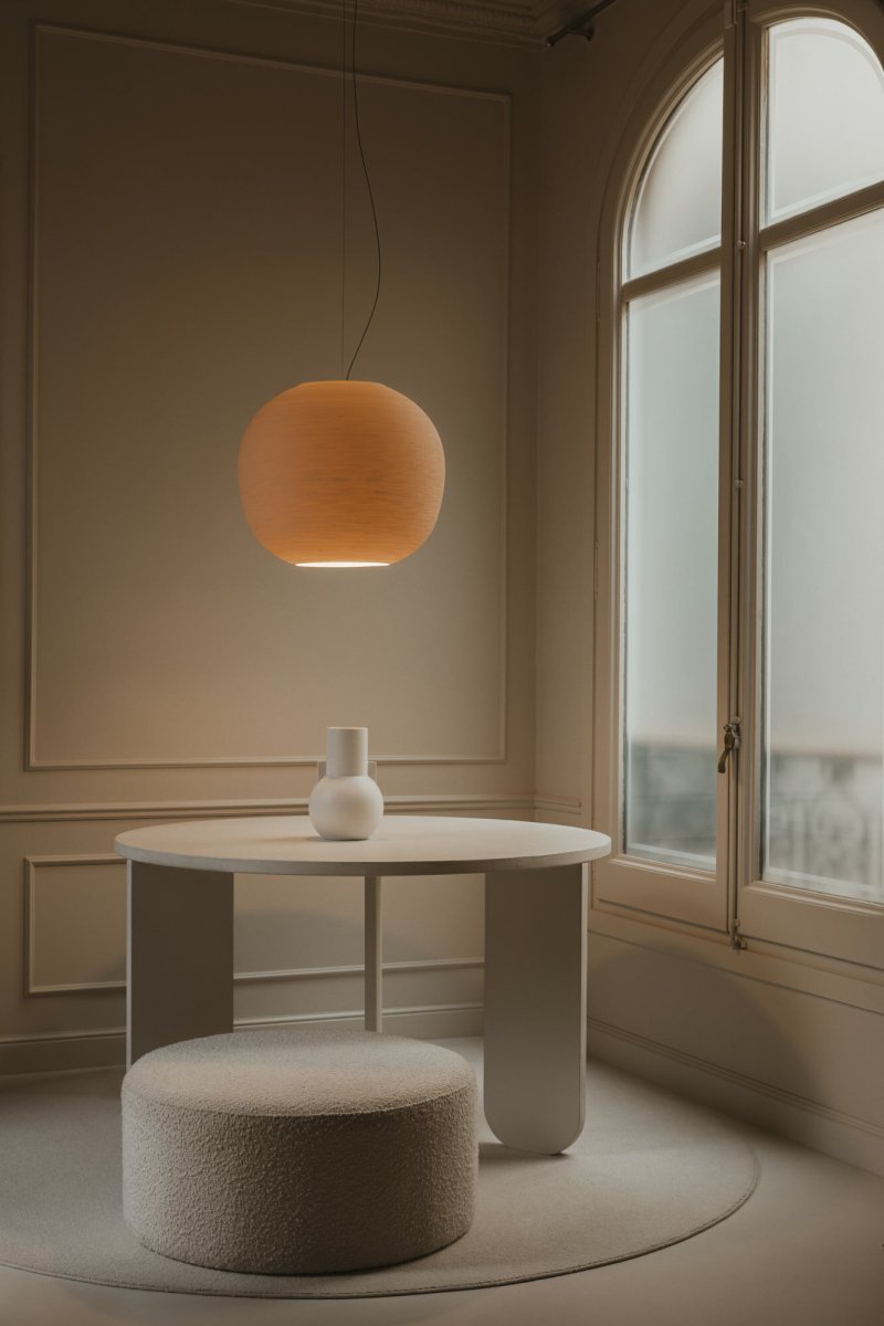 Tierra Ø50 Beige hanglamp Van Faro Barcelona - De bijenkorfachtige vorm verspreidt een zacht licht en transformeert in een lichtsculptuur wanneer de lamp aan staat.