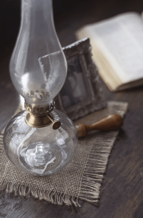 Kerosene lamp elisabeth round small Transparant Van Strömshaga - Ronde petroleumlamp van helder glas met strepen, brander van antiekkleurig messing en branderbuis van helder glas.